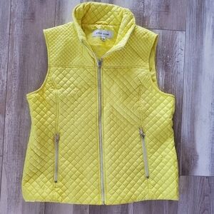 𝅺NWOT  Black Rivot-Yellow quilted vest